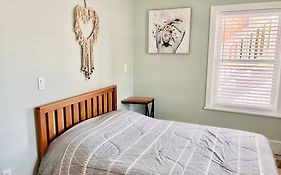Ultra Modern - Entire 3 Bedroom Apartment - 5 Min Walk To The Beach